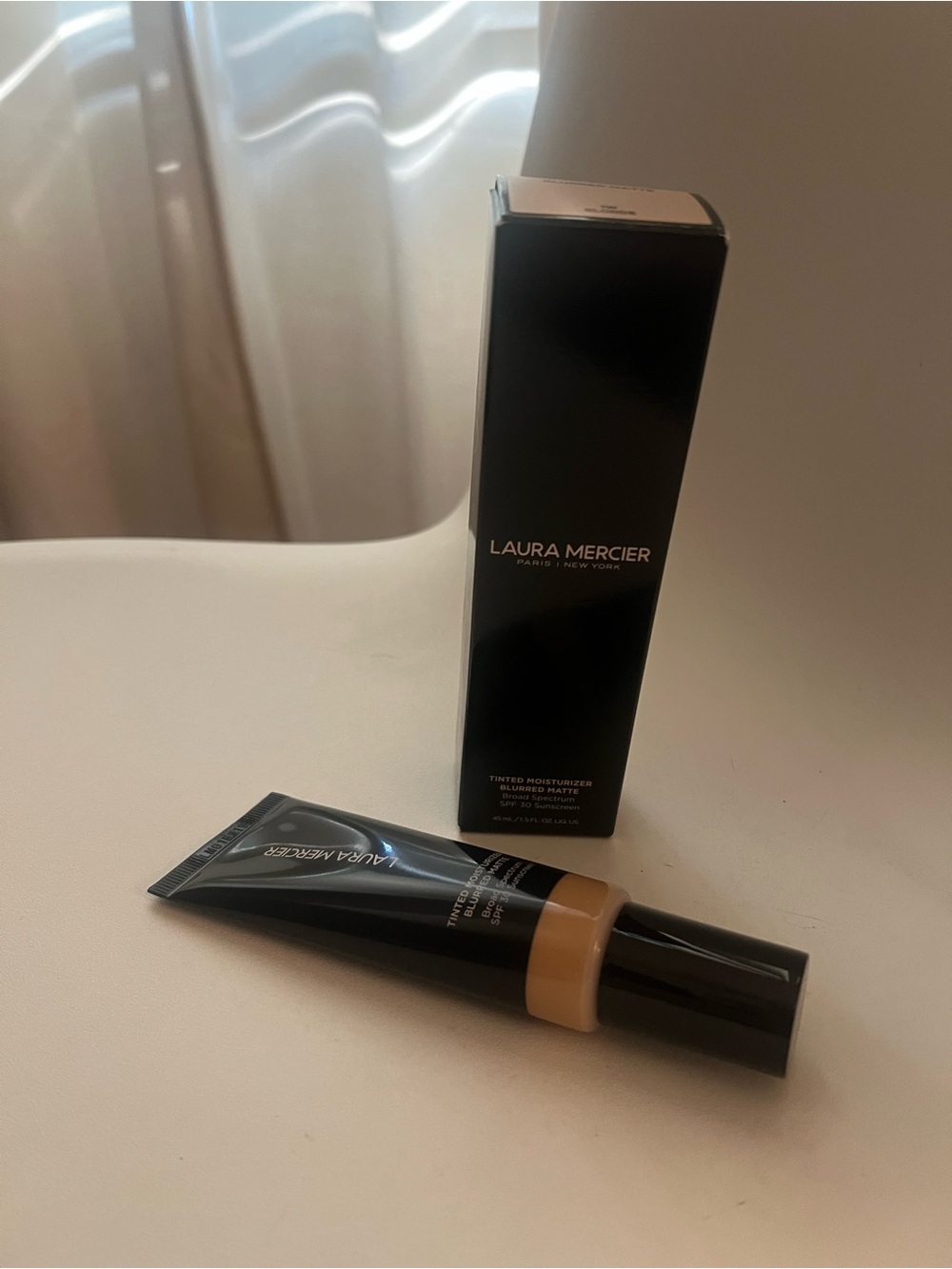 laura mercier Tinted Moisturizer Blurred Matte - 1W Blonde